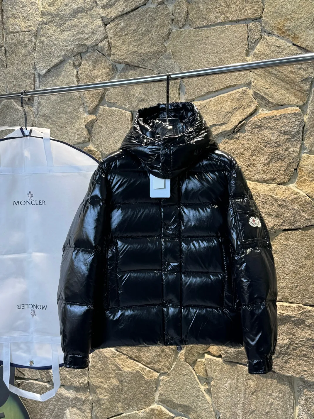 P390 Moncler/ 2026 70 、 。 DNA ， ， 。 Classic ， 、 。 Classic 70 。 Quality， 90 ，Premium Quality ， ，Black ！ Sizes M-3XL